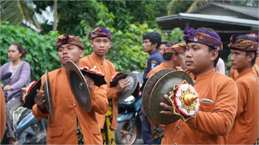 Gambar Dalang Memainkan Wayang Kulit Jawa B502