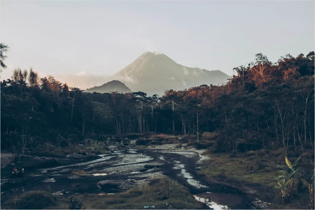 Detail Gambar Gunung Indah Dengan Awan Putih Number 11
