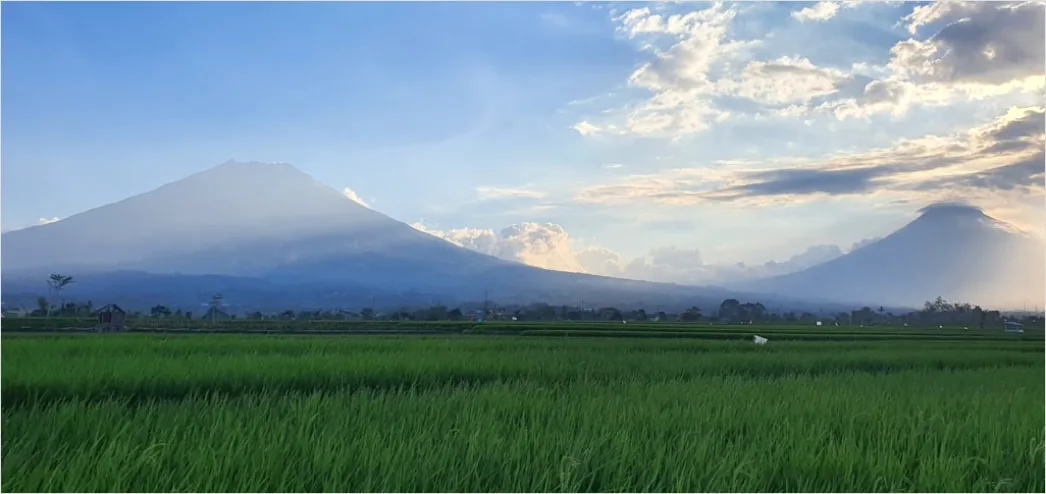 Detail Gambar Gunung Indah Dengan Awan Putih Number 12