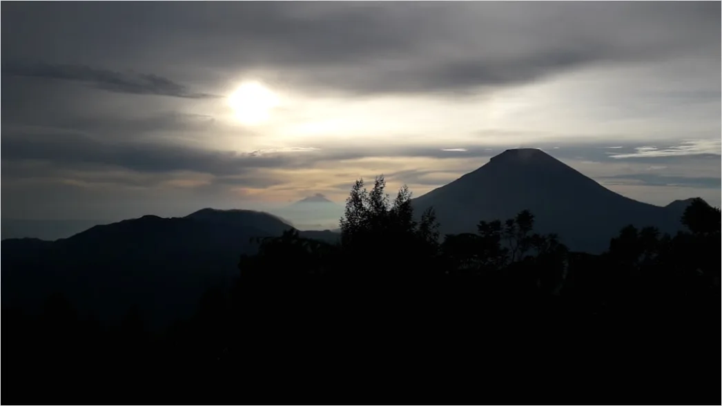 Detail Gambar Gunung Indah Dengan Awan Putih Number 13
