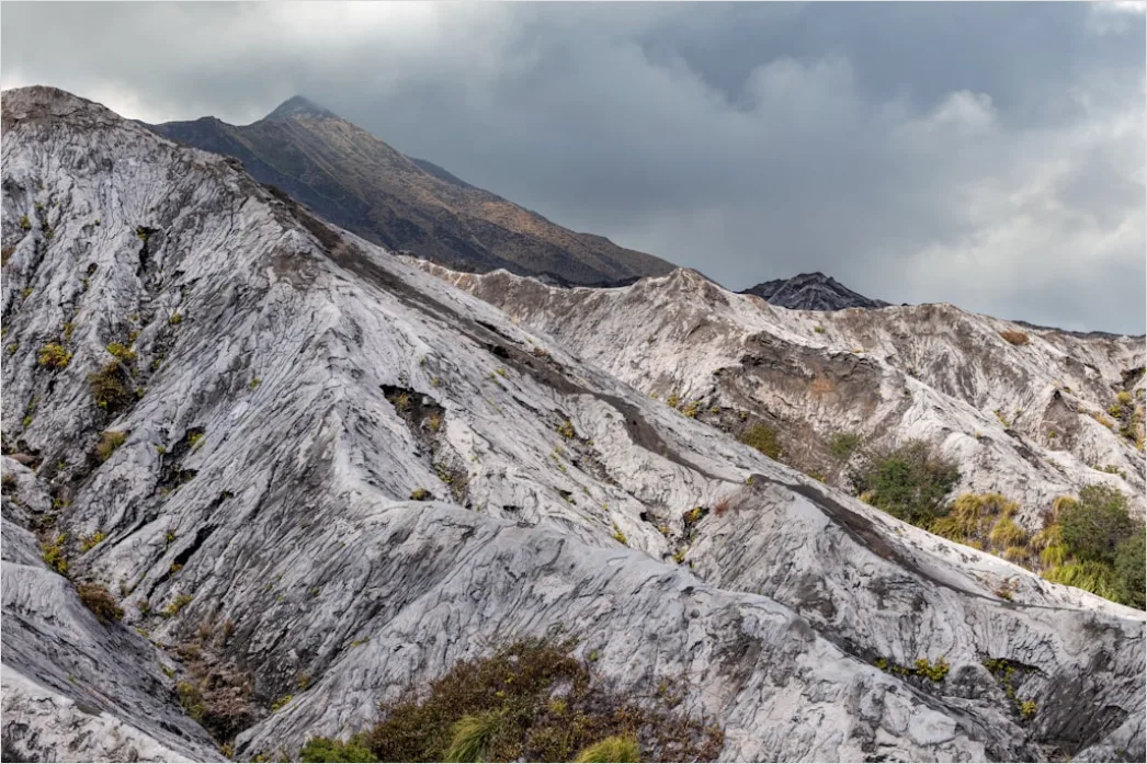 Detail Gambar Gunung Indah Dengan Awan Putih Number 14