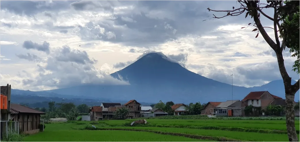 Detail Gambar Gunung Indah Dengan Awan Putih Number 15