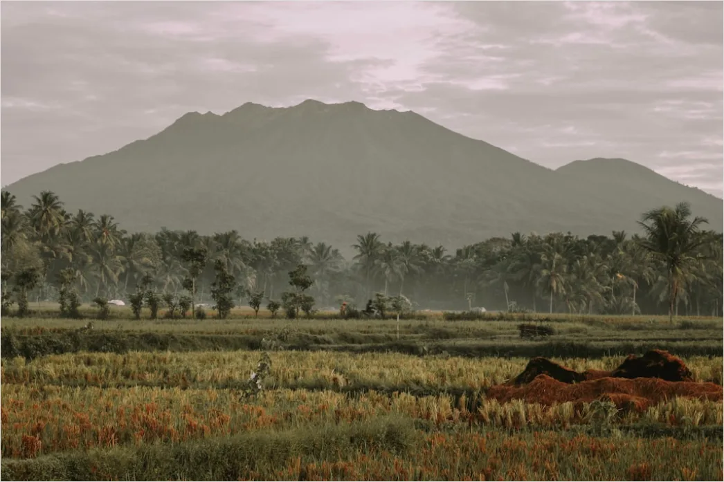 Detail Gambar Gunung Indah Dengan Awan Putih Number 16