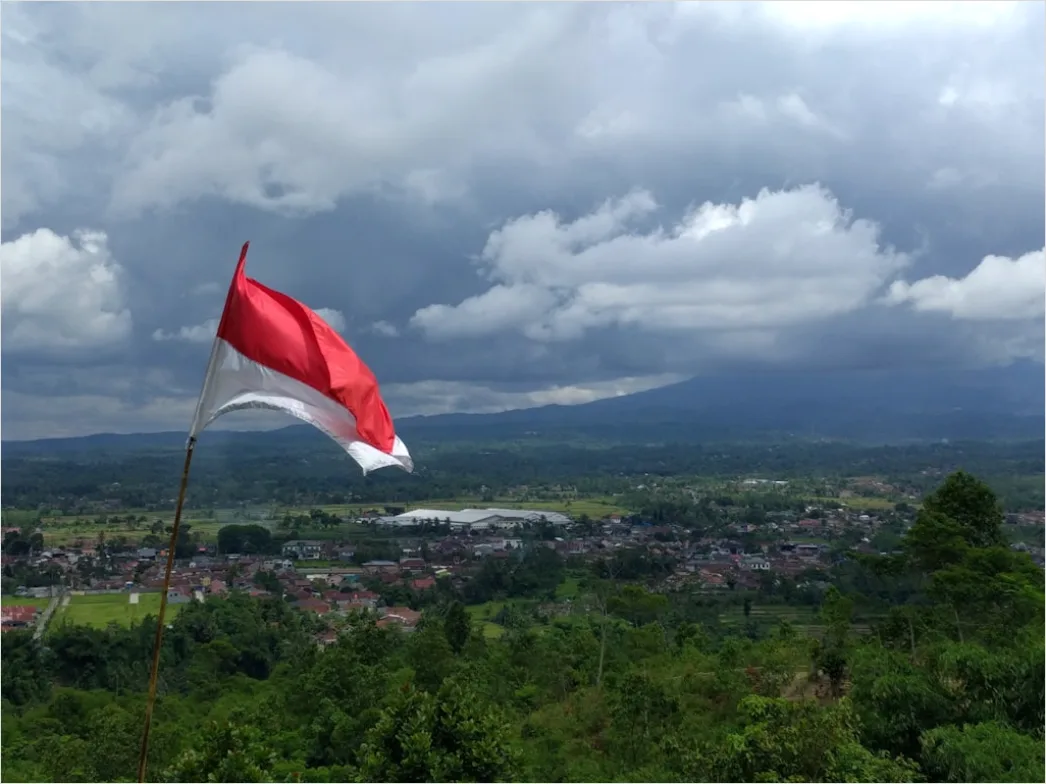 Detail Gambar Gunung Indah Dengan Awan Putih Number 17
