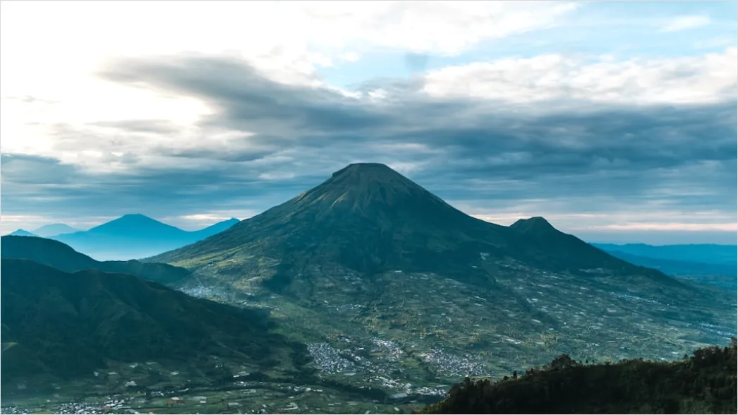 Detail Gambar Gunung Indah Dengan Awan Putih Number 18