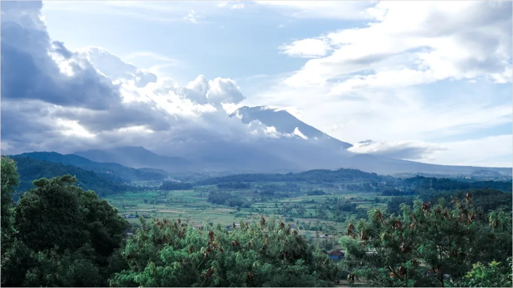 Detail Gambar Gunung Indah Dengan Awan Putih Number 19