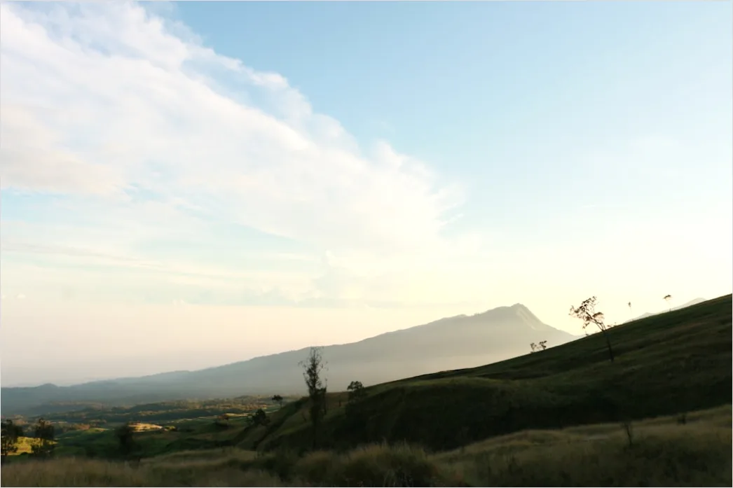 Detail Gambar Gunung Indah Dengan Awan Putih Number 20