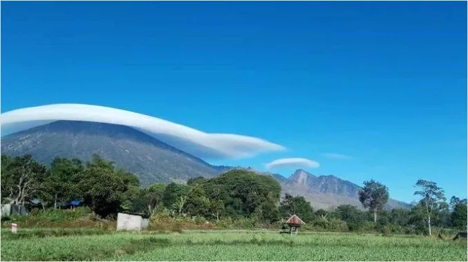 Detail Gambar Gunung Indah Dengan Awan Putih Number 3