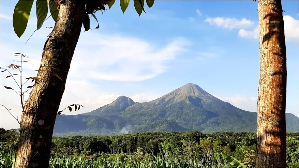Detail Gambar Gunung Indah Dengan Awan Putih Number 22