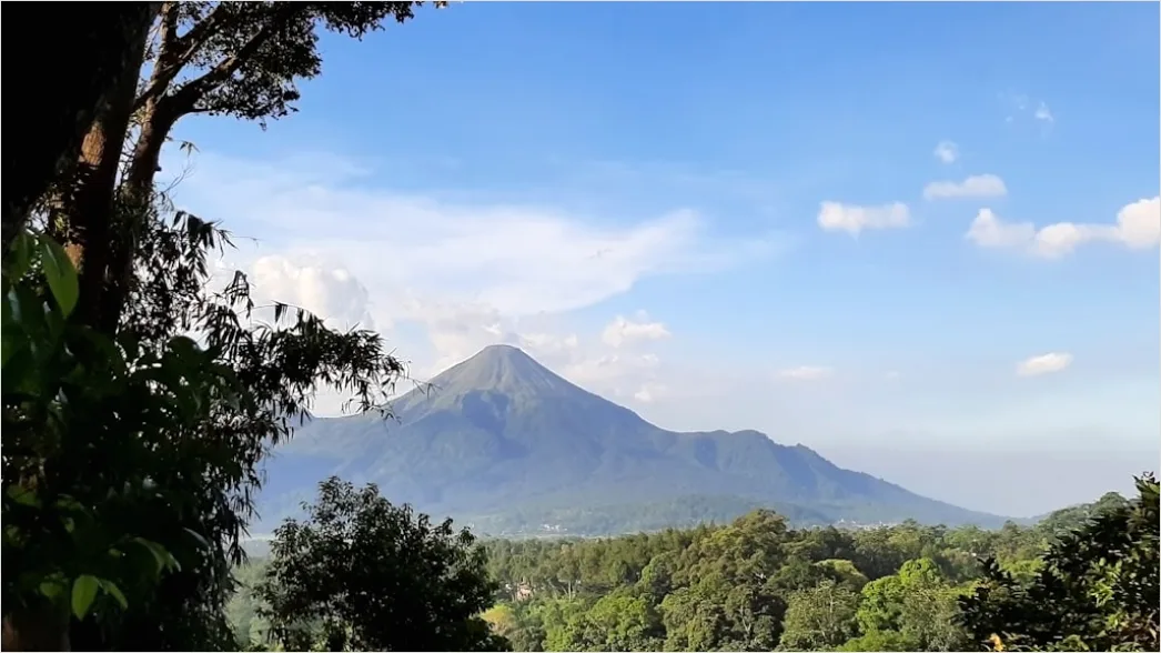 Detail Gambar Gunung Indah Dengan Awan Putih Number 24
