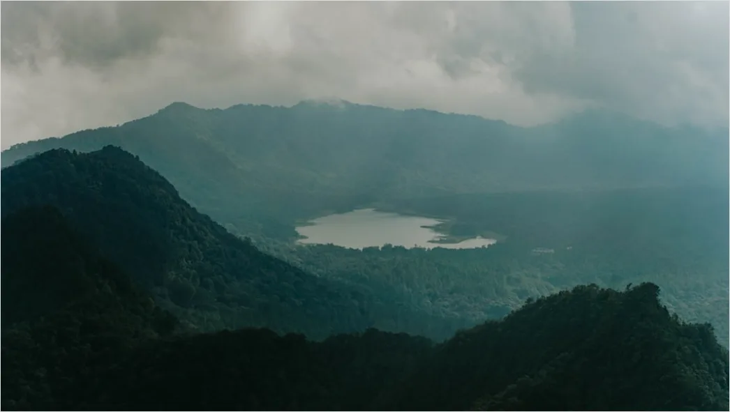 Detail Gambar Gunung Indah Dengan Awan Putih Number 25