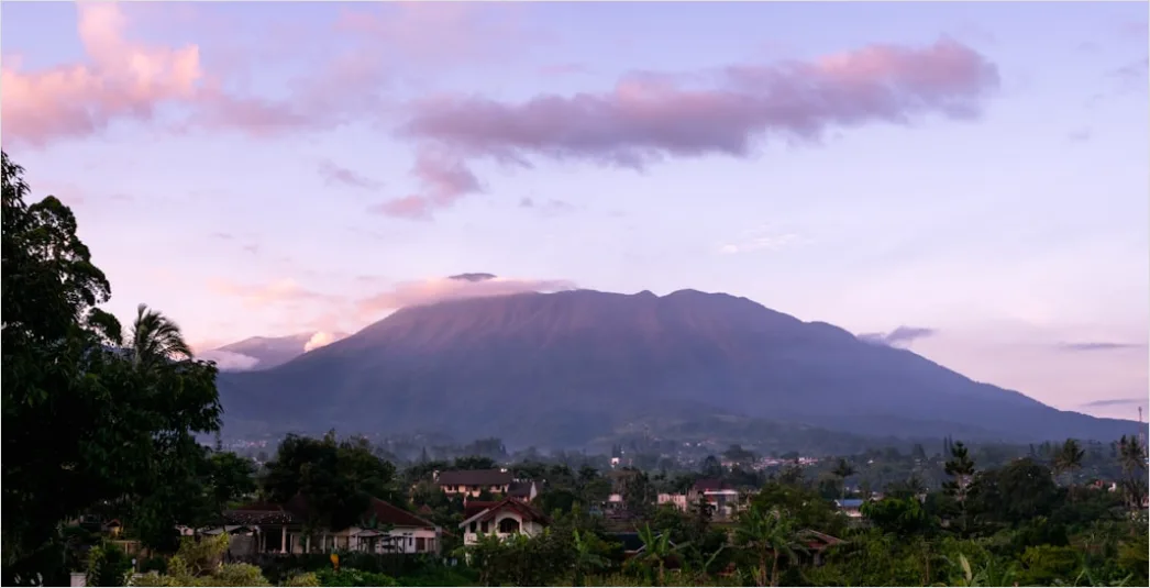 Detail Gambar Gunung Indah Dengan Awan Putih Number 26