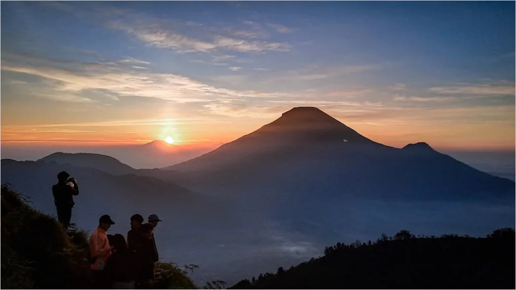 Detail Gambar Gunung Indah Dengan Awan Putih Number 27