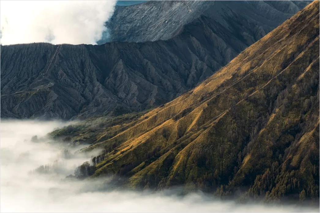 Detail Gambar Gunung Indah Dengan Awan Putih Number 28