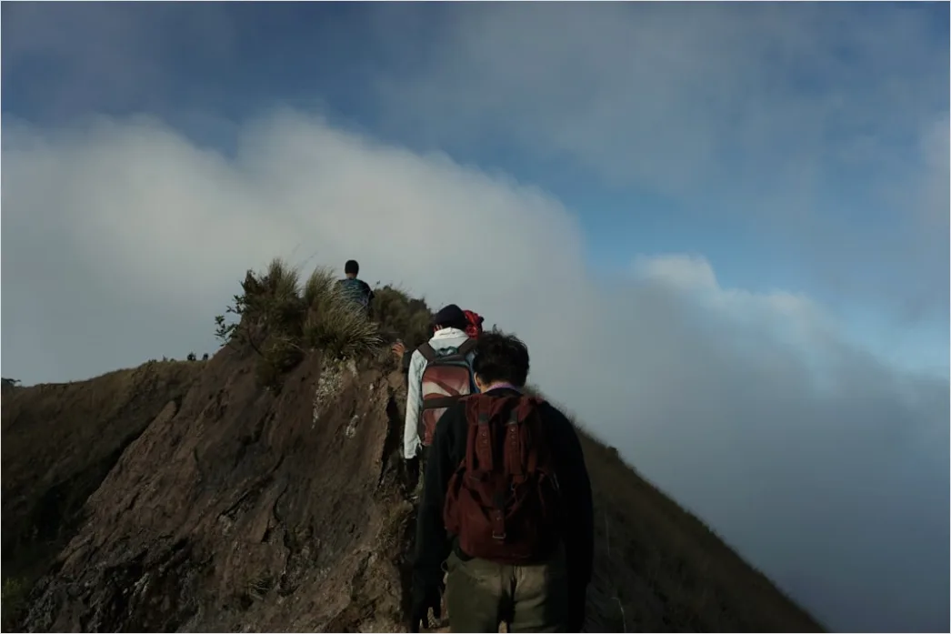 Detail Gambar Gunung Indah Dengan Awan Putih Number 29