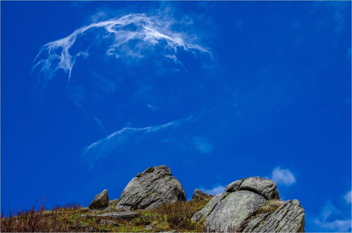 Detail Gambar Gunung Indah Dengan Awan Putih Number 8