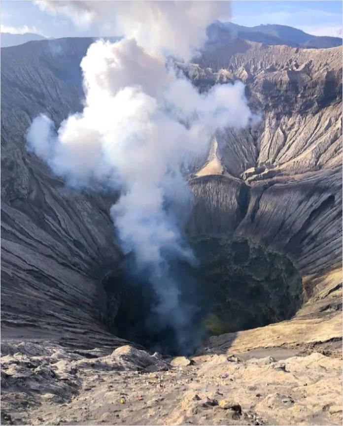 Detail Gambar Gunung Indah Dengan Awan Putih Number 10
