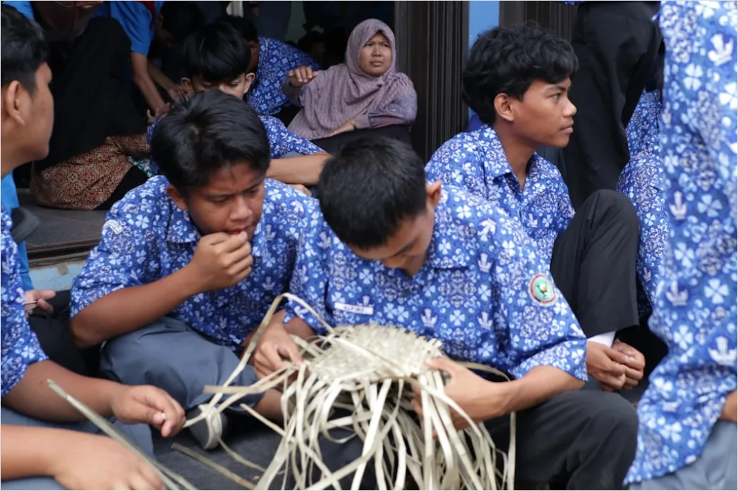 Detail Gambar Kegiatan Bakti Sosial Komunitas Number 12