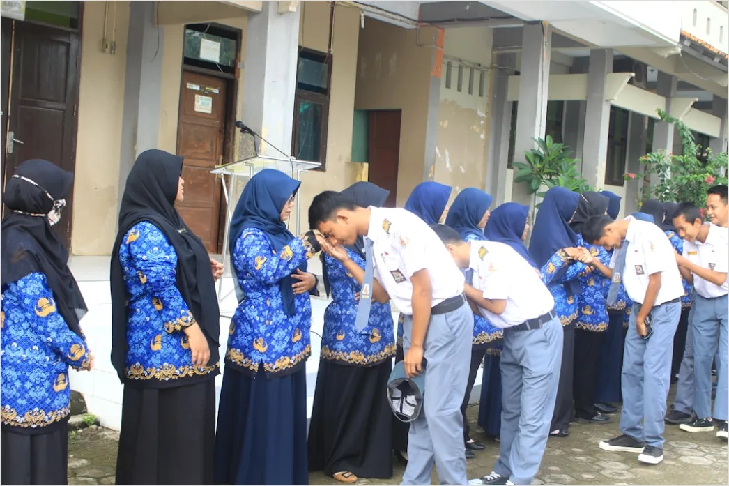 Detail Gambar Kegiatan Bakti Sosial Komunitas Number 15