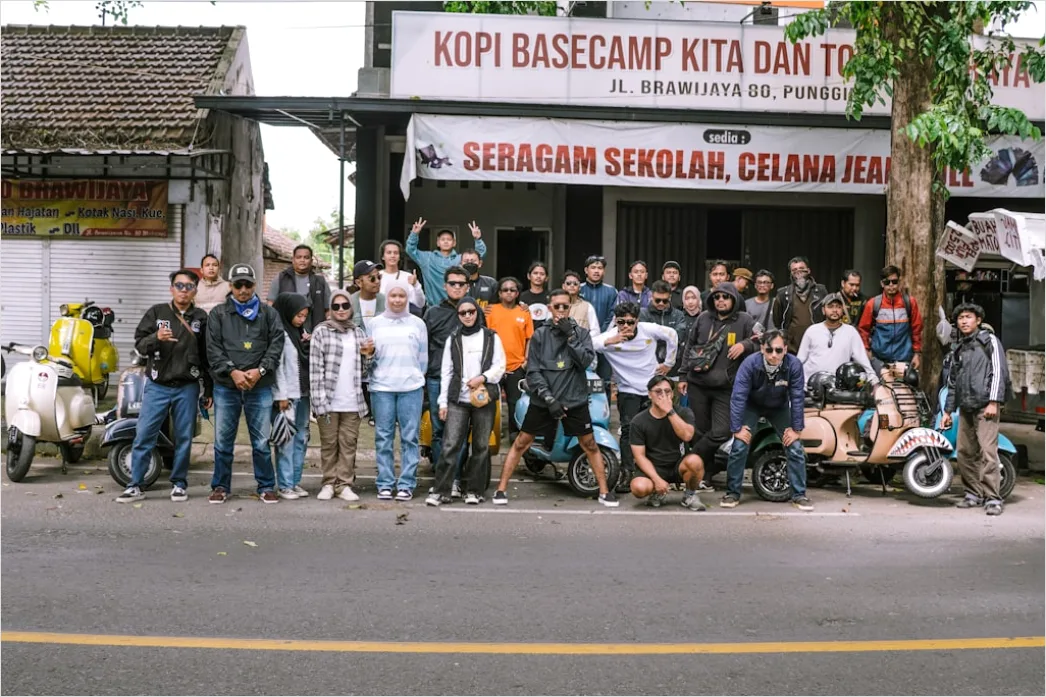 Detail Gambar Kegiatan Bakti Sosial Komunitas Number 8
