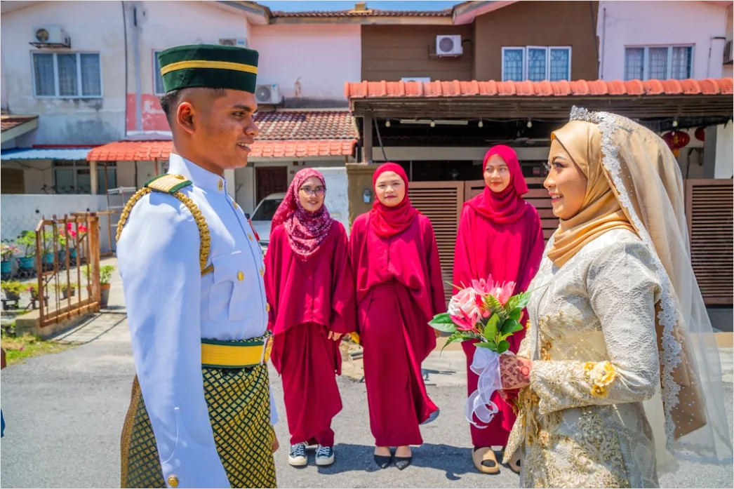 Gambar Keluarga Memberi Bunga Saat Wisuda D681