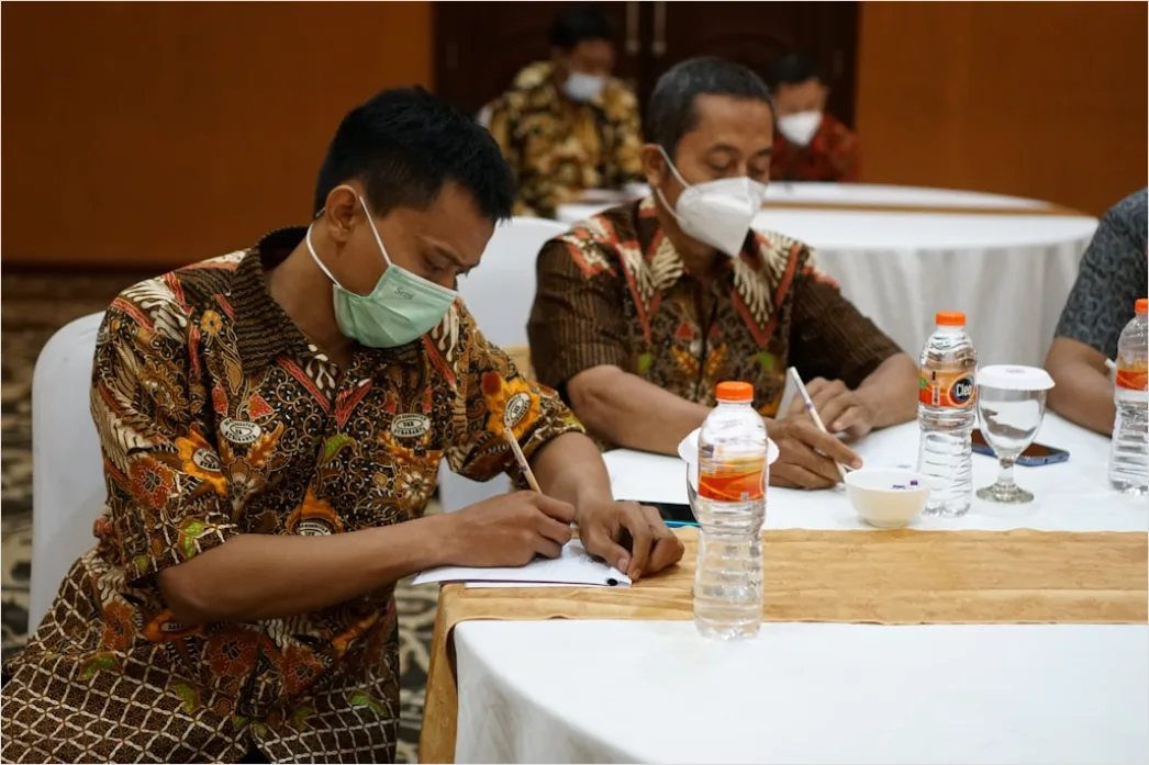 Gambar Lomba Memasukkan Pensil Ke Botol A899