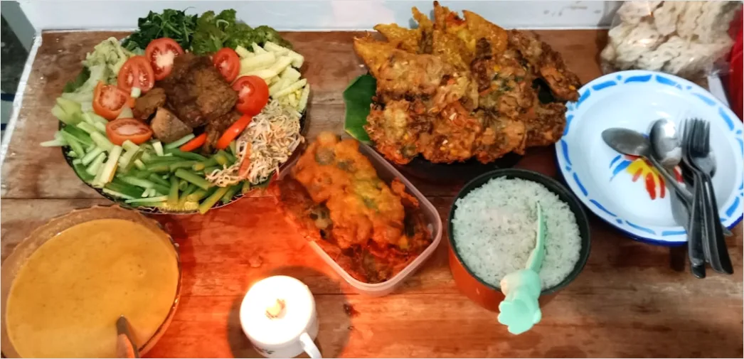 Gambar Nasi Campur Bali Di Piring Tradisional 75d6