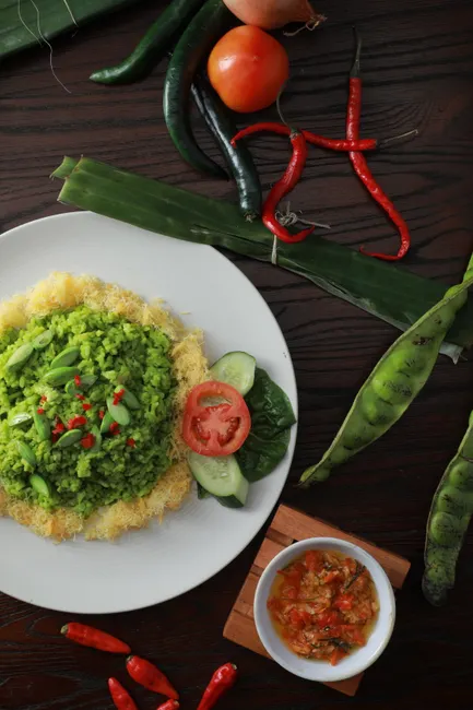 Gambar Nasi Uduk Komplit Daun Pisang 2165