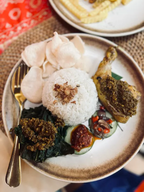 Detail Gambar Nasi Uduk Komplit Daun Pisang Number 2