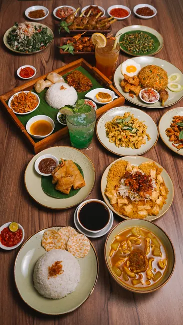 Detail Gambar Nasi Uduk Komplit Daun Pisang Number 11