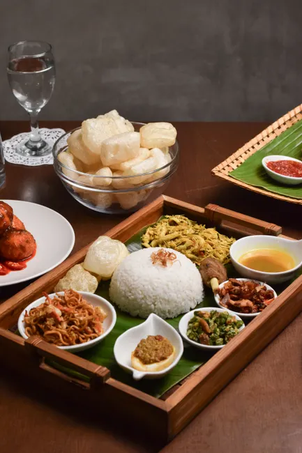 Detail Gambar Nasi Uduk Komplit Daun Pisang Number 12