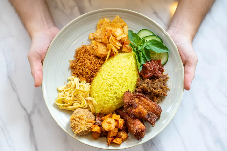 Detail Gambar Nasi Uduk Komplit Daun Pisang Number 13
