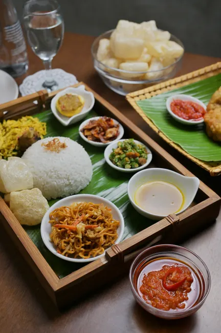 Detail Gambar Nasi Uduk Komplit Daun Pisang Number 14