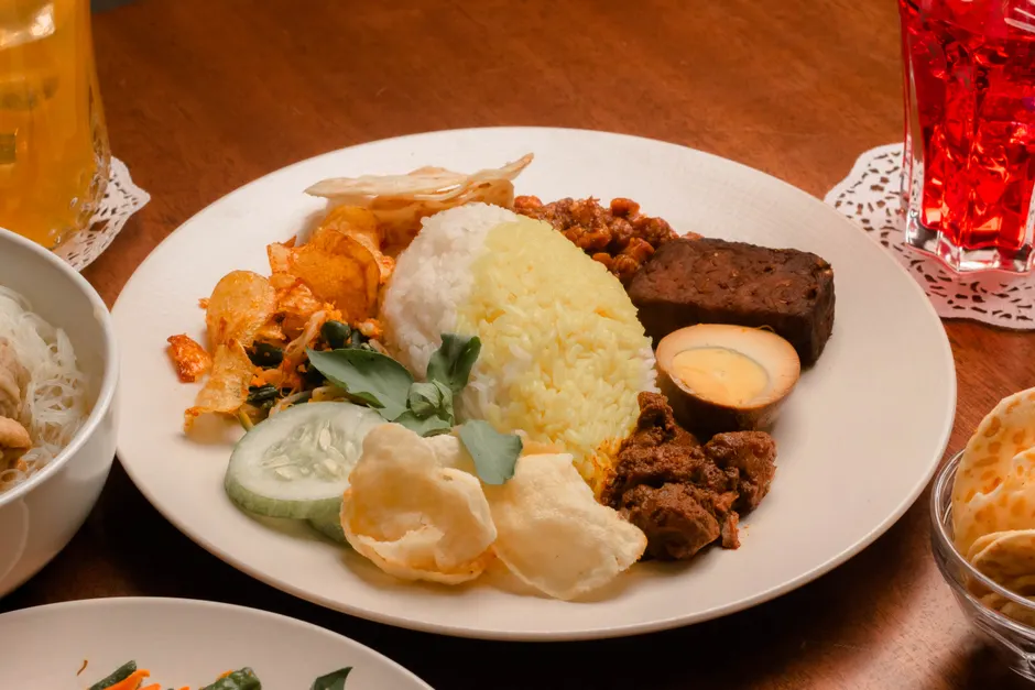 Detail Gambar Nasi Uduk Komplit Daun Pisang Number 15
