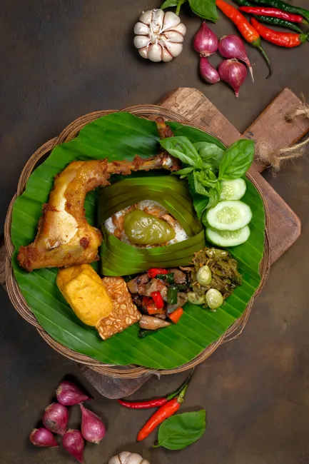 Detail Gambar Nasi Uduk Komplit Daun Pisang Number 16