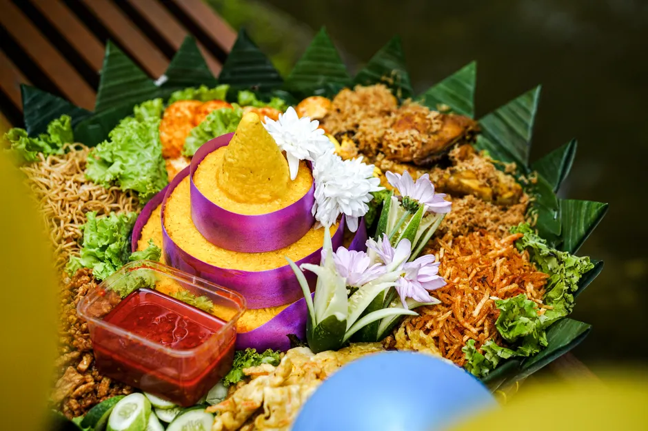 Detail Gambar Nasi Uduk Komplit Daun Pisang Number 17