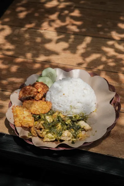 Detail Gambar Nasi Uduk Komplit Daun Pisang Number 20