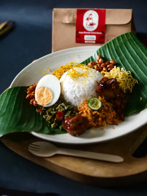 Detail Gambar Nasi Uduk Komplit Daun Pisang Number 3