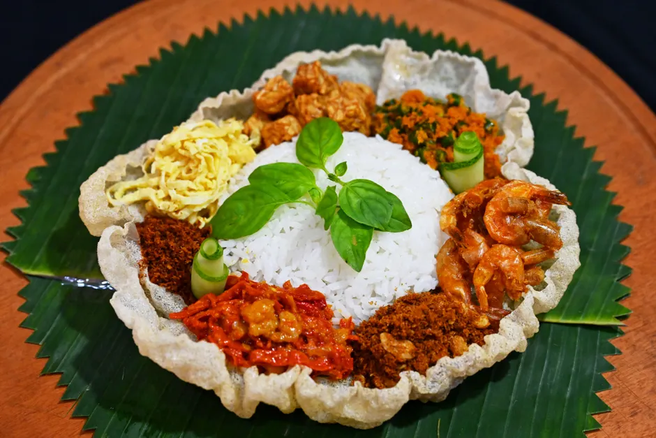 Detail Gambar Nasi Uduk Komplit Daun Pisang Number 4