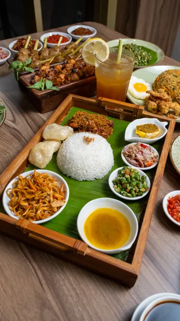 Detail Gambar Nasi Uduk Komplit Daun Pisang Number 5