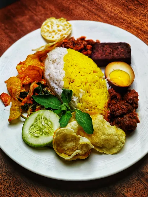 Detail Gambar Nasi Uduk Komplit Daun Pisang Number 6