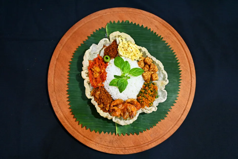 Detail Gambar Nasi Uduk Komplit Daun Pisang Number 7