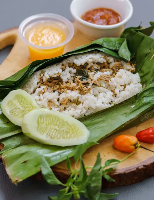Detail Gambar Nasi Uduk Komplit Daun Pisang Number 8
