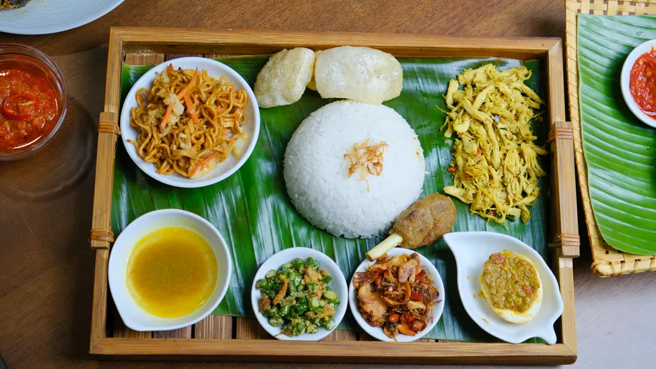 Detail Gambar Nasi Uduk Komplit Daun Pisang Number 9