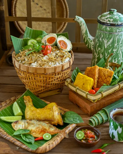 Detail Gambar Nasi Uduk Komplit Daun Pisang Number 10