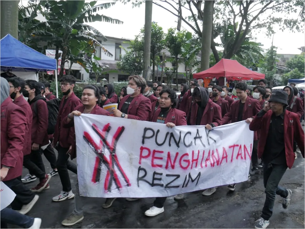 Gambar Panjat Pinang Hari Kemerdekaan 3c74