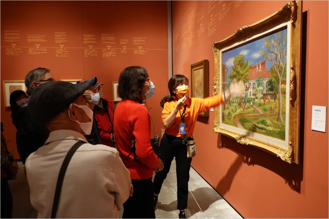 Gambar Pengunjung Melihat Karya Seni A94d