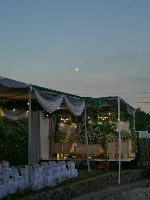 Detail Gambar Pesta Pernikahan Kebun Malam Hari Number 5
