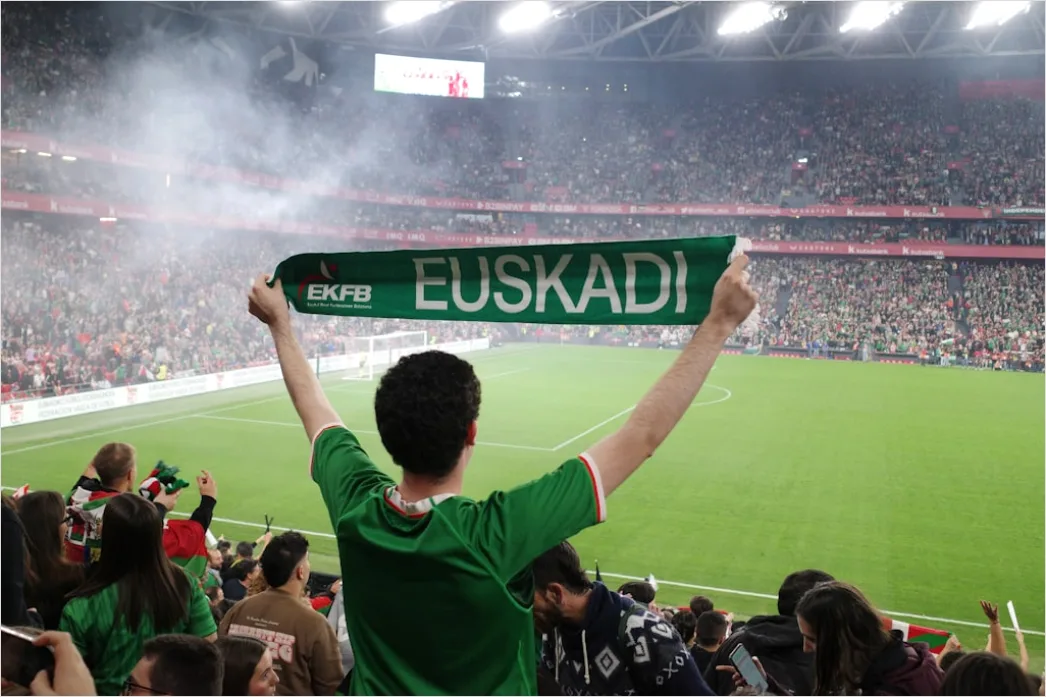 Gambar Suporter Sepak Bola Membawa Bendera Ebaf