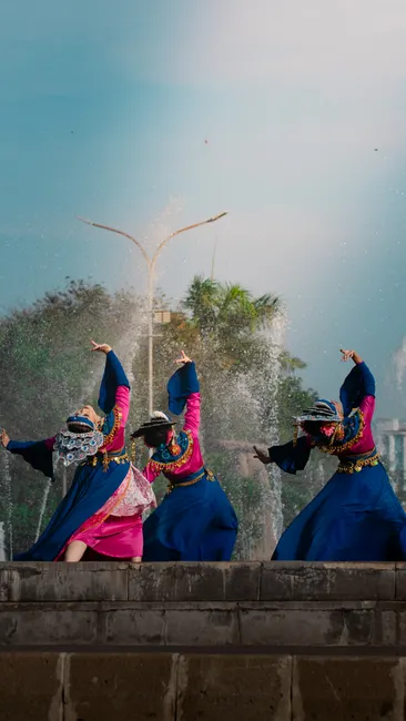 Gambar Tari Jaipong Sunda Di Panggung Ee6b